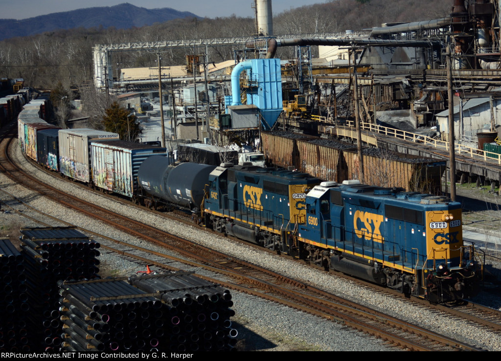 CSX local L206 heading east back to home base, Sandy Hook Yard in Lynchburg.